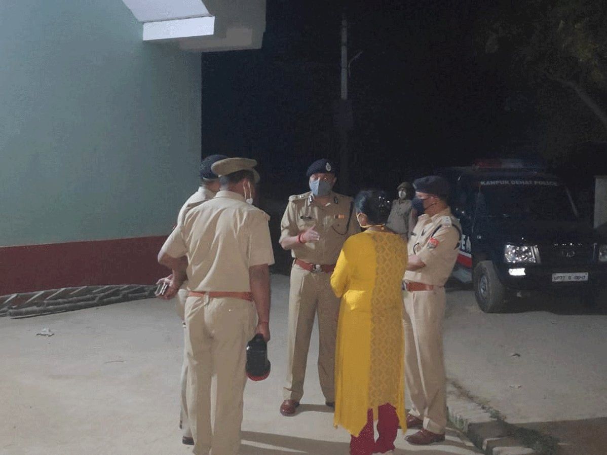 Kanpur: पुलिस टीम पर बदमाशों ने किया पत्थरों से हमला, कुछ पुलिस वाले घायल, बिकरू कांड की यादें हुईं ताजा