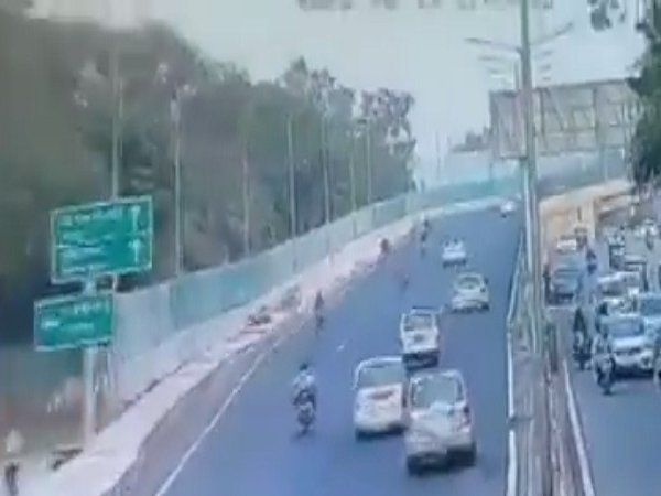 [VIDEO] कार सवार को रुकने का इशारा करना दिल्ली ट्रैफिक पुलिस के कांस्टेबल को पड़ा भारी