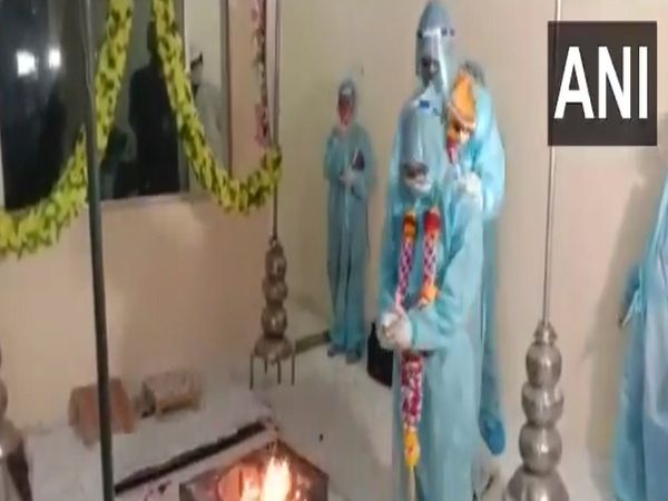 Ratlam News: कोरोना संक्रमित शख्स की शादी रोकने आया था प्रशासन लेकिन करा दी शादी, वायरल हुआ वीडियो