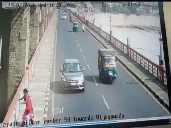 मौत की छलांग को जिंदगी ने दी मात, आंध्र प्रदेश में प्रकाशम बैराज से वो  कूद गई और जो आगे हुआ...