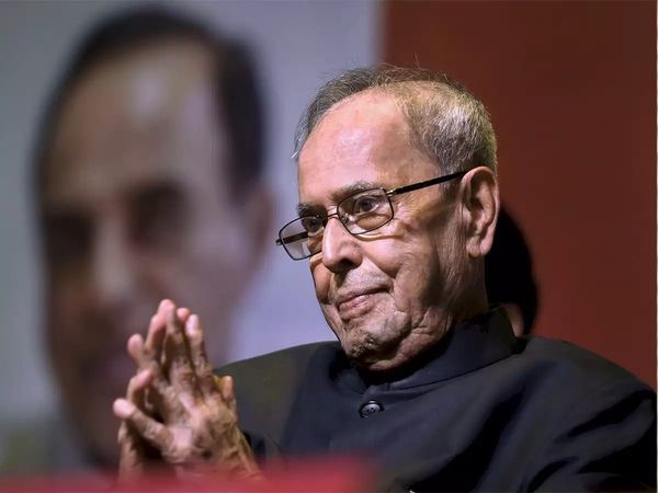 प्रणब मुखर्जी की किताब द प्रेसिडेंशियल ईयर्स के प्रकाशन पर बेटे और बेटी में ट्विटर वार, क्या है मामला