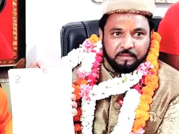 Mughal descendant Prince Yakub Habeebuddin Tussi offers gold brick for construction of Ram temple in Ayodhya