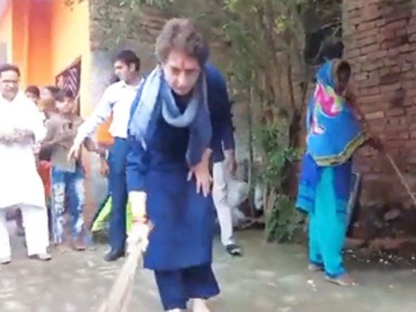 Priyanka Gandhi:योगी के बयान के विरोध में प्रियंका गांधी ने फिर लगाई 'झाड़ू'-VIDEO
