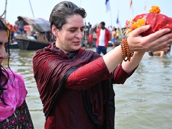 प्रयागराज में प्रियंका गांधी, मौनी अमावस्‍या पर संगम में लगाई आस्‍था की डुबकी