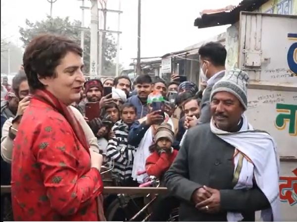 अलीगढ़ में लोगों से मिलीं प्रियंका गांधी, कहा- इस बार वोट भर्ती निकालने की बात करने वालों को दीजिये