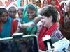 बाराबंकी में महिलाओं के साथ प्रियंका गांधी 
