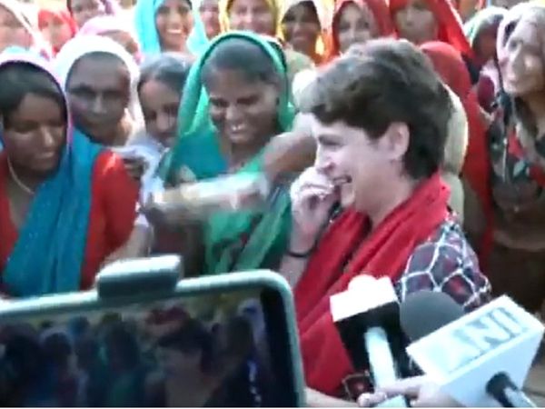 बाराबंकी में महिलाओं के साथ प्रियंका गांधी  