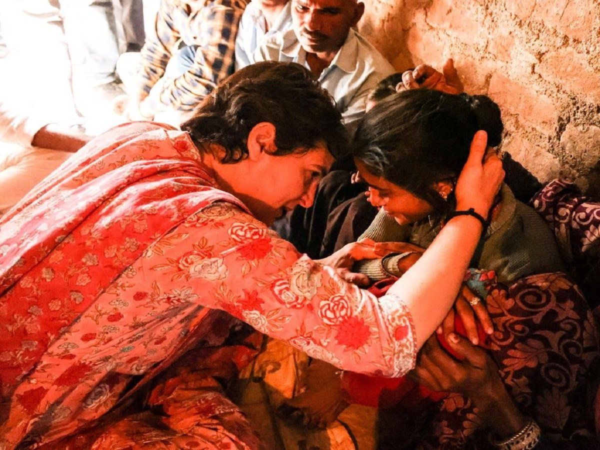 Priyanka Gandhi Visit: खाद संकट पर प्रियंका गांधी ने योगी सरकार को घेरा, किसानों से की मुलाकात