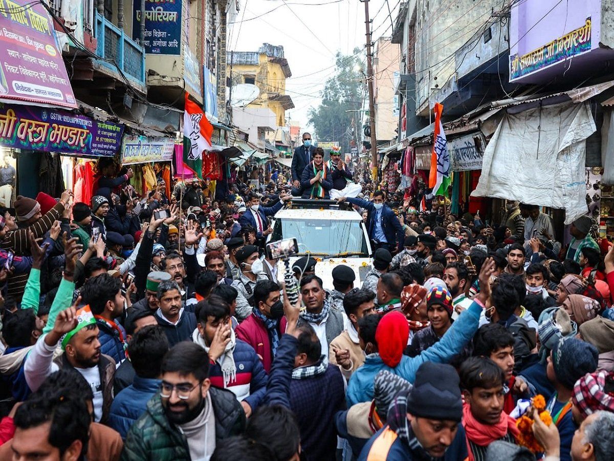 यूपी की सत्ता को 'हाथ' में लेने का प्रयास, बुलंदशहर में भींगते हुए प्रियंका गांधी का रोड शो, VIDEO