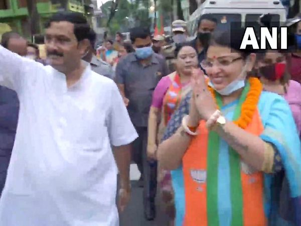 भवानीपुर में अपने चुनाव प्रचार के दौरान प्रियंका टिबरेवाल