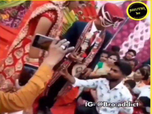 Funny Video Man Propose to Bride in Front Of Groom Watch Viral Video