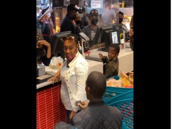 Man Propose Woman in restaurant then what happened watch viral video