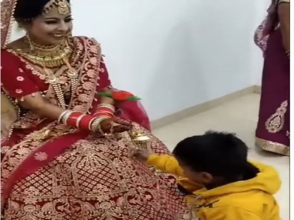Propose Viral Video Little boy propose woman viral video in hindi
