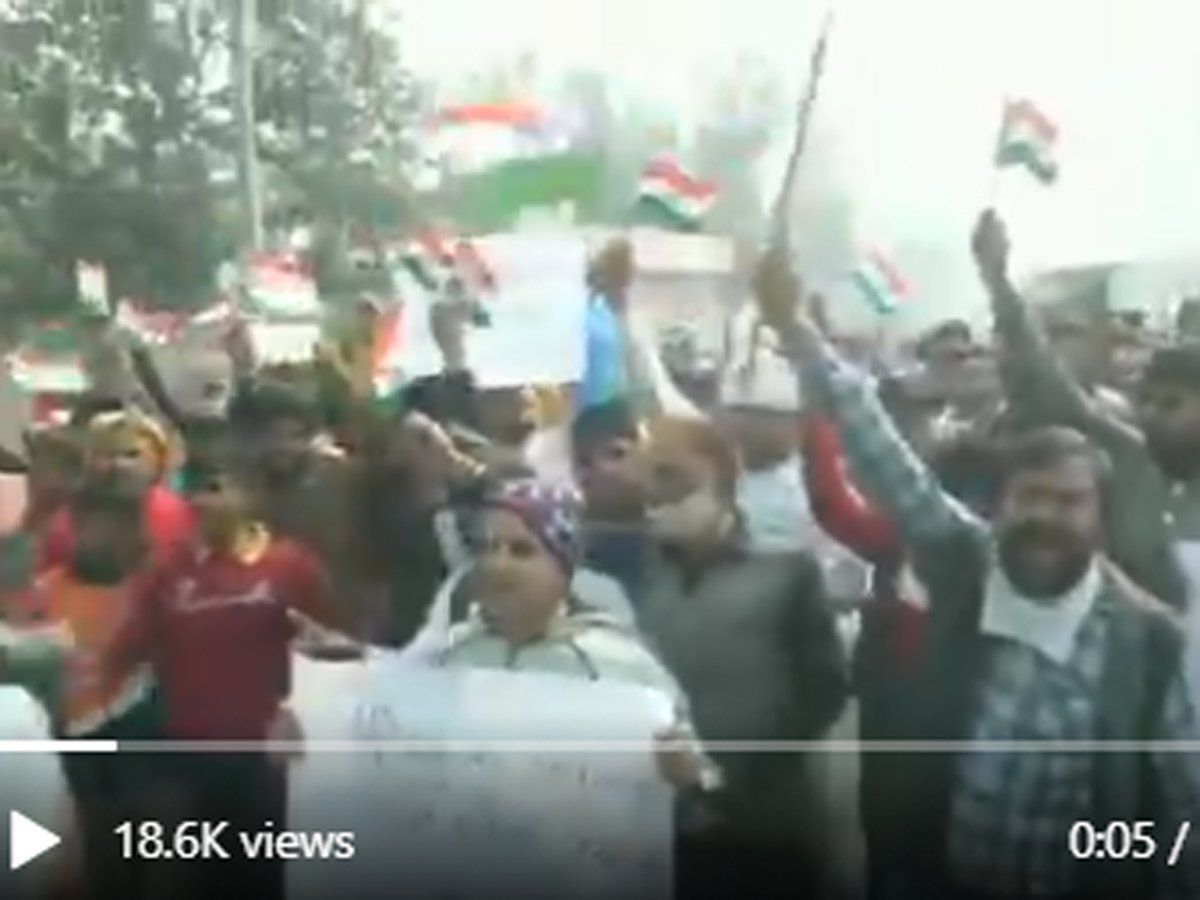 सिंघु बॉर्डर खाली कराने के लिए आगे आए स्थानीय लोग, हिंसा के खिलाफ प्रदर्शन और नारेबाजी Video