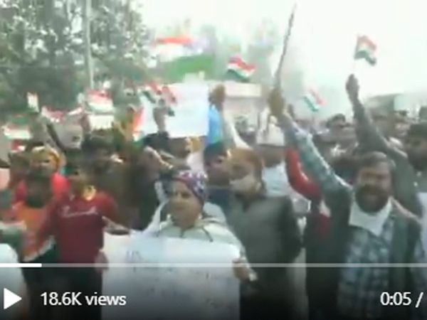  Delhi: people claiming to be locals gather at Singhu border demanding area be vacated 