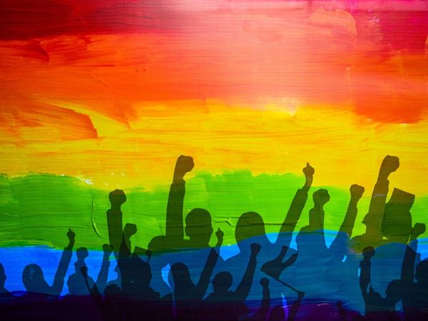 बर्लिन की सड़कों पर टॉपलेस होकर क्‍यों उतरीं महिलाएं?