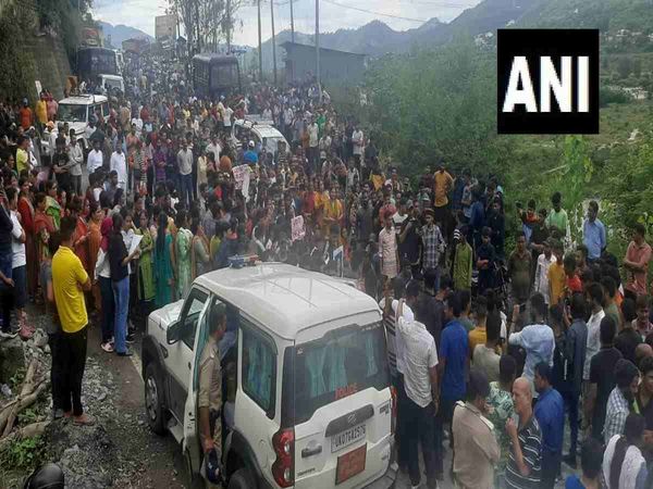 People got angry over the murder of Ankita Bhandari blocked the Badrinath Rishikesh highway