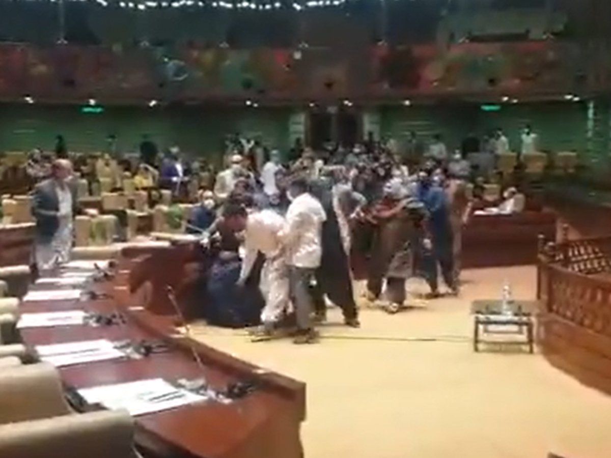 PTI के नेताओं ने अपने ही सांसदों को जमकर पीटा, सुरक्षा के लिए सदन से भागी PPP की महिला नेता, Video