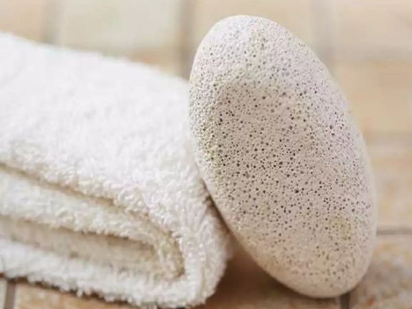 what is pumice stone, how to use pumice stone, benefits of pumice stone, benefits of pumice stone for feets, pumice stone istemal krne ka tareeka, pumice stone ke fayde, प्यूमिक स्टोन क्या होता है, प्यूमिक स्टोन उपयोग करने का तरीका, प्यूमिक स्टोन के फायदे