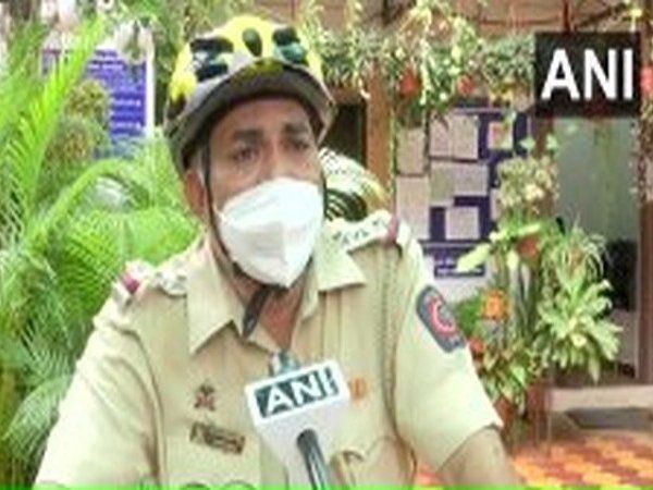 Pune: कोविड के प्रति जागरुकता फैलाने का अनूठा तरीका, साइकिल से इलाके की पेट्रोलिंग करता है ये पुलिसकर्मी