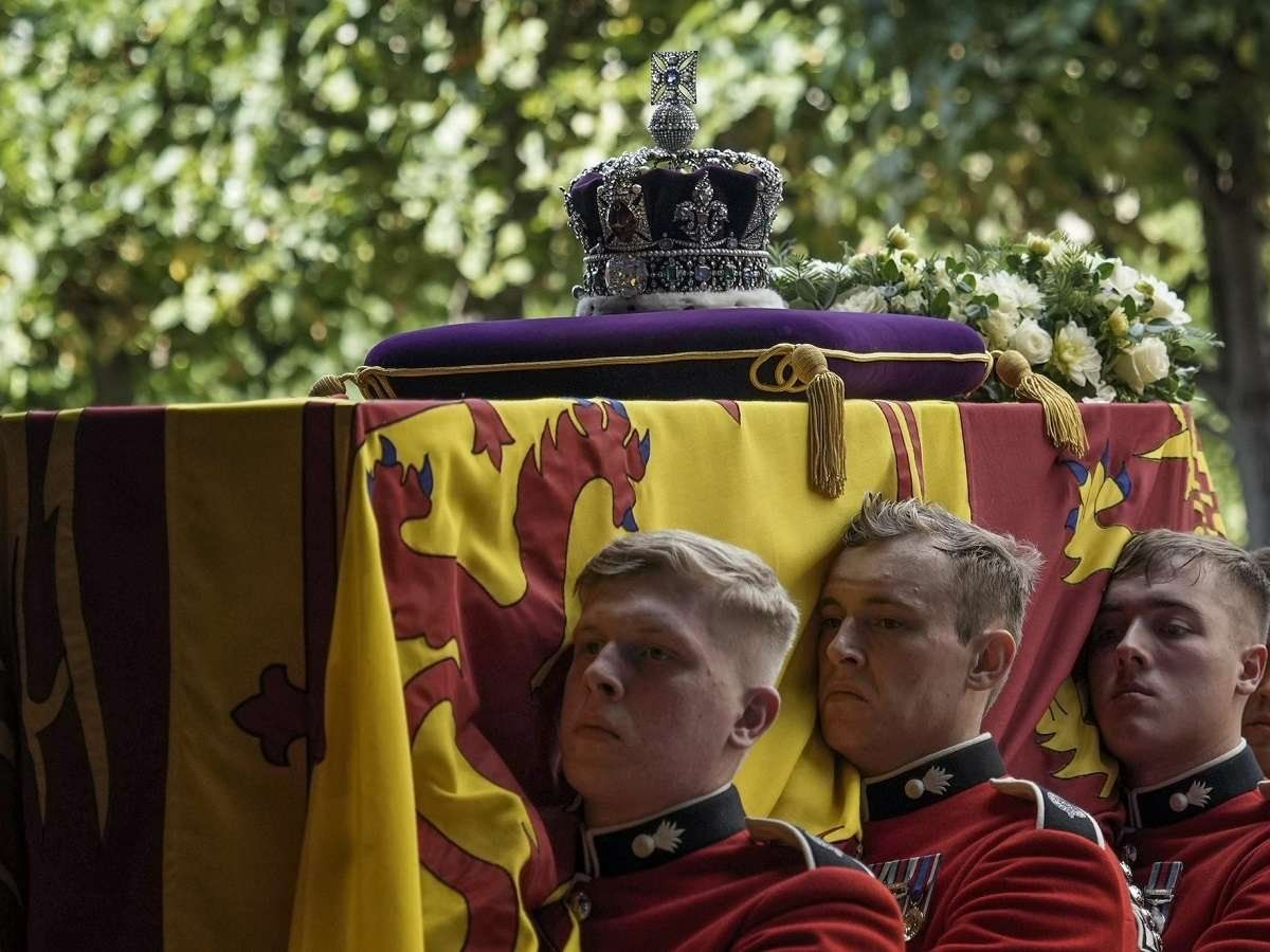 Queen Elizabeth: क्वीन एलिजाबेथ की ताज पर लगे इन दो हीरों को लेकर है विवाद, एक का भारत से तो दूसरे का इस देश से है नाता