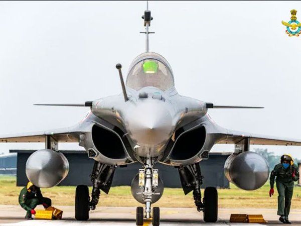 Rafale Photos:फ्रांस से लंबी यात्रा कर भारत पहुंचा राफेल जेट विमान,तस्वीरें हैं बेहद शानदार