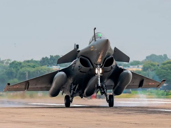 चीन से तनाव के बीच आज वायुसेना में शामिल होगा राफेल, भारत की बढ़ेगी ताकत, जानें 5 खास बातें