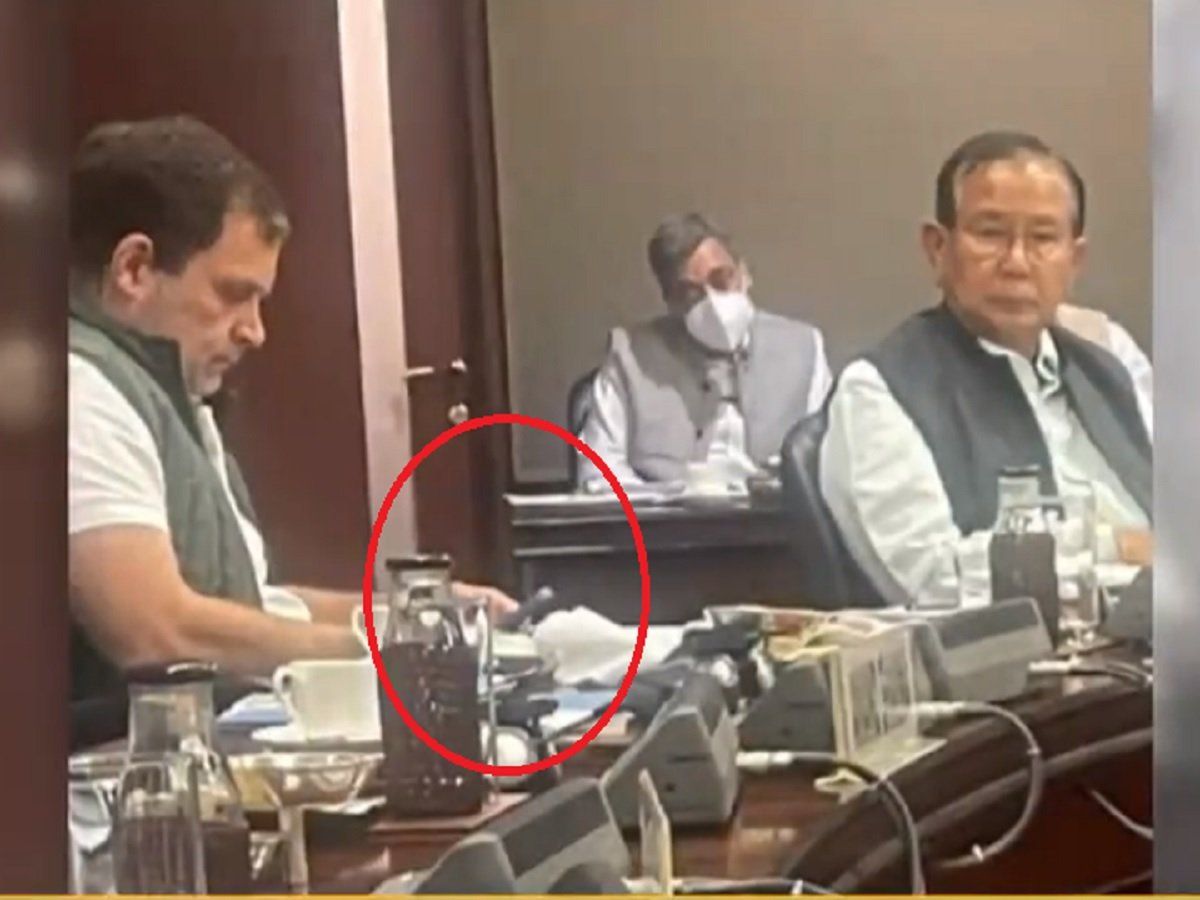 यूक्रेन संकट पर विदेश मंत्रालय की अहम बैठक, मोबाइल में व्यस्त दिखे राहुल गांधी, उठे सवाल