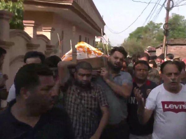  Huge crowd in Last rites of Rahul Bhat, shot at by terrorists in Budgam 