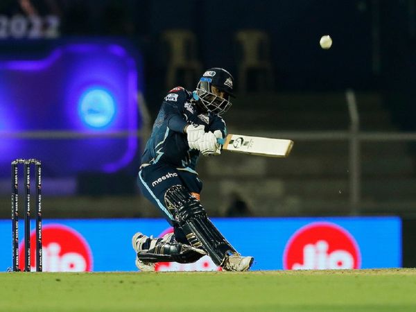 Rahul Tewatia hits two sixes off last two balls, Gujarat Titans win