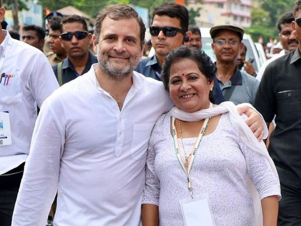 Know Who is this woman standing next to Rahul Gandhi? 