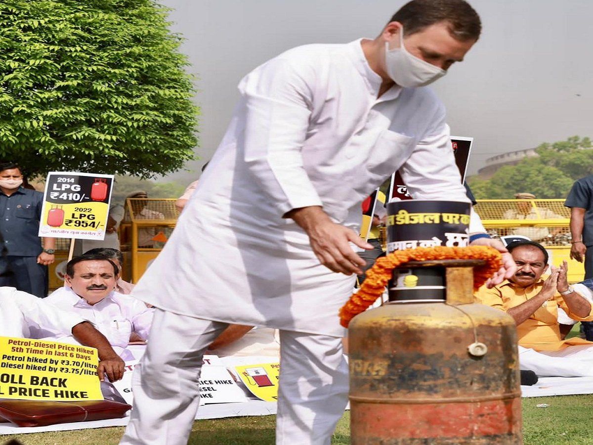 महंगाई के खिलाफ कांग्रेस का अनूठा प्रदर्शन, राहुल गांधी अगुवाई में विजय चौक पर कटआउट लेकर पहुंचे सांसद