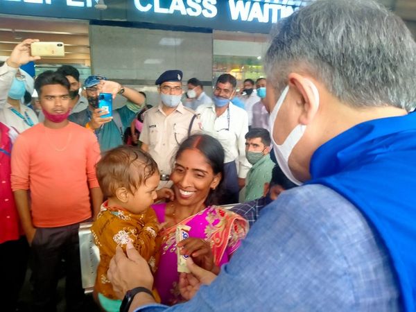 Railway Minister Ashwini Vaishnav, New Delhi Railway Station, Swachhta Pakhwada, Railway Minister fed children toffee, Narendra Modi birthda