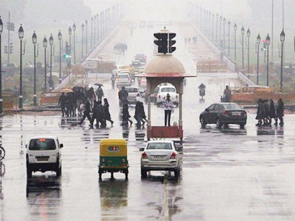 दिल्ली-एनसीआर में हल्की बारिश ने बढ़ाया ठंड का मिजाज और गिरेगा तापमान