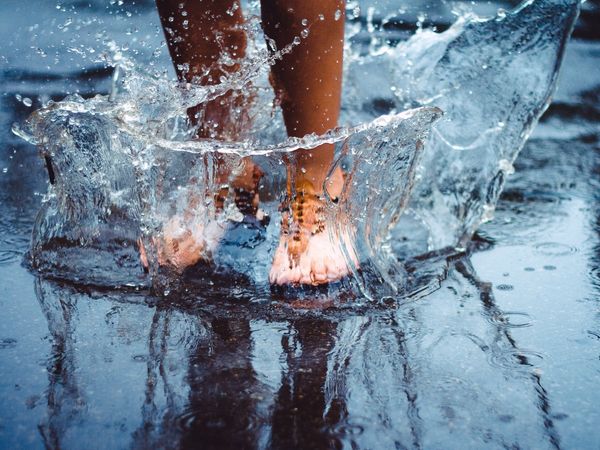 how to choose footwears for monsoon easy tips