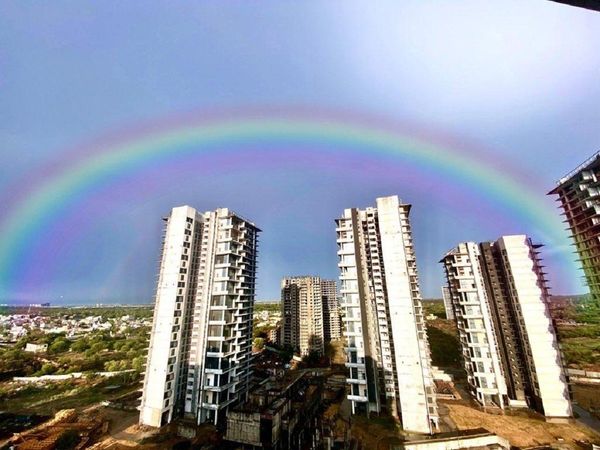 Rainbow: दिल्ली -एनसीआर समेत कुछ और शहरों में आसमां में दिखा रेनबो का विहंगम नजारा, नहीं देखा तो यहां देखें