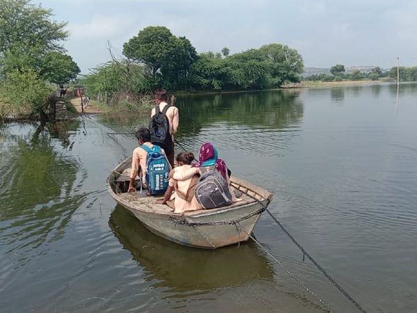 मझधार में विकास, जान जोखिम में डाल कर नाव से स्‍कूल जाने को मजबूर हैं नौनिहाल