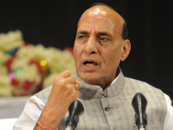 UP:रक्षा मंत्री राजनाथ सिंह ने की सीएम योगी की तारीफ कहा- यूपी की सरकार बहुत असरदार