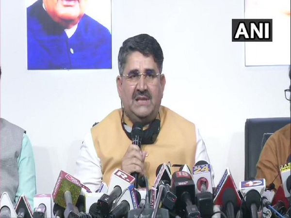 Illicit Liquor: बिहार में मंत्री के भाई के स्कूल में मिला शराब तो भड़का विपक्ष, इस्तीफे की मांग पर हंगामा