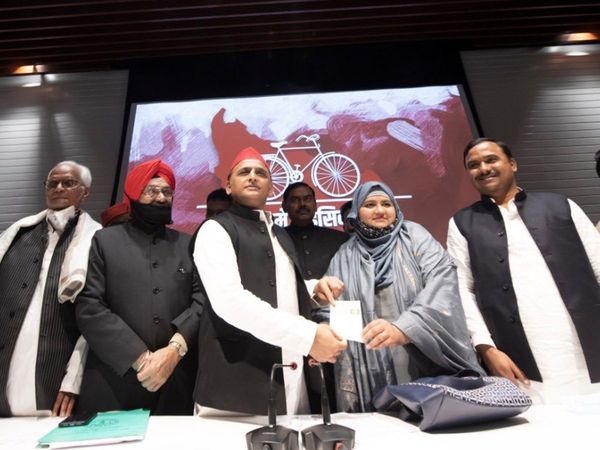  UP: Urdu poet Munawwar Rana's daughter Sumaiya joins Samajwadi Party