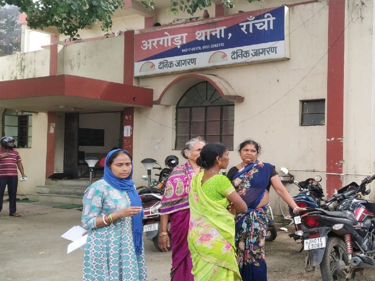 Ranchi News: रांची में पूर्व आईएएस की पत्नी ने दिव्यांग नौकरानी के साथ क्रूरता की हदें पार की, गर्म चिमटे से दागा