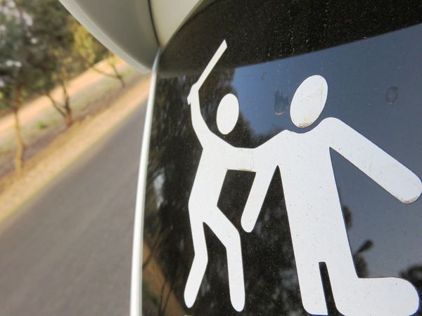 The chief's brother beat up the policemen on the middle road