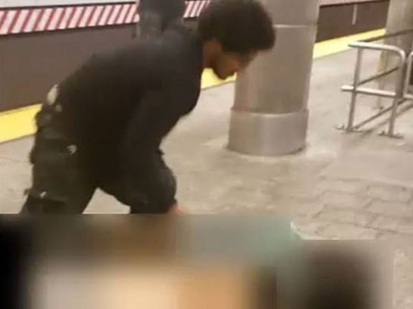 A Man is filmed attempting to rape a woman at Manhattan subway platform US 
