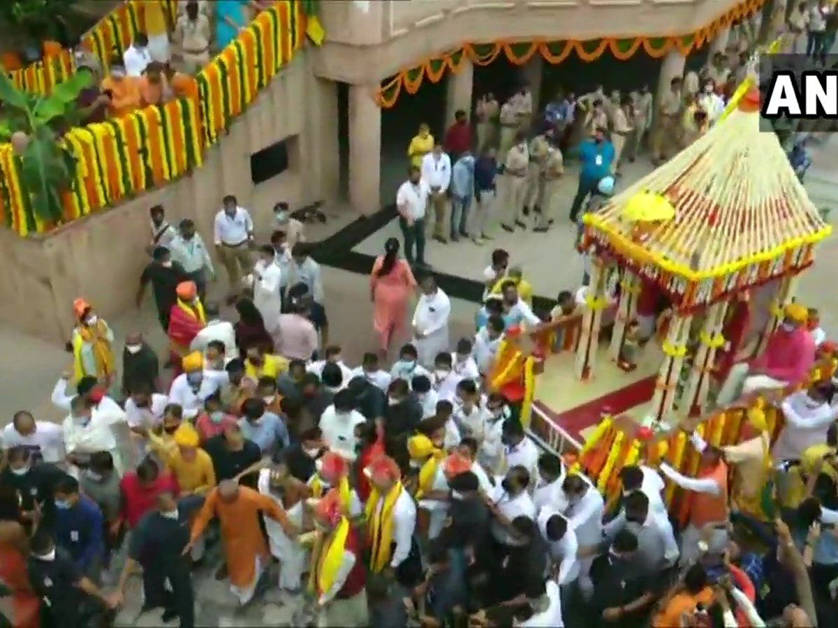 Jagannath Rath Yatra : कर्फ्यू के बीच निकली भगवान जगन्नाथ की रथ यात्रा, आरती में शरीक हुए अमित शाह