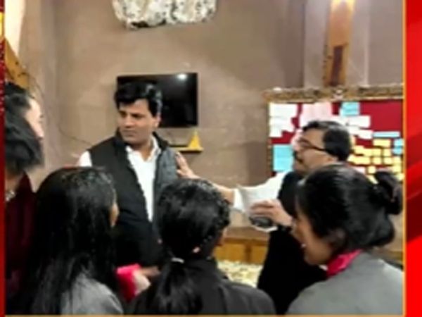 Navneet and Ravi rana meet shivsena leader sanjay raut in leh