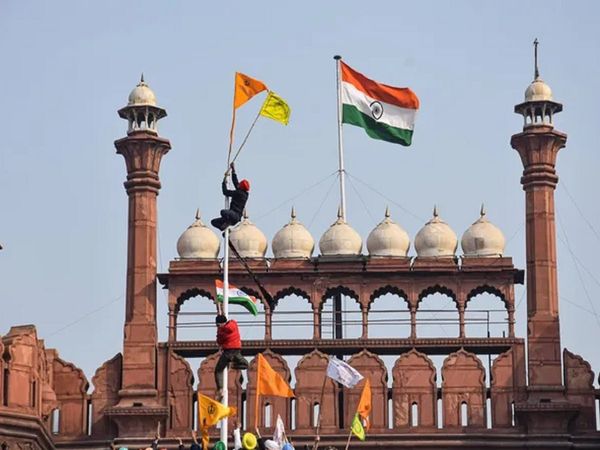 Red Fort: लाल किला पर अब कैसा है मंजर? तस्‍वीरें, वीडियो कर रहे तबाही को बयां
