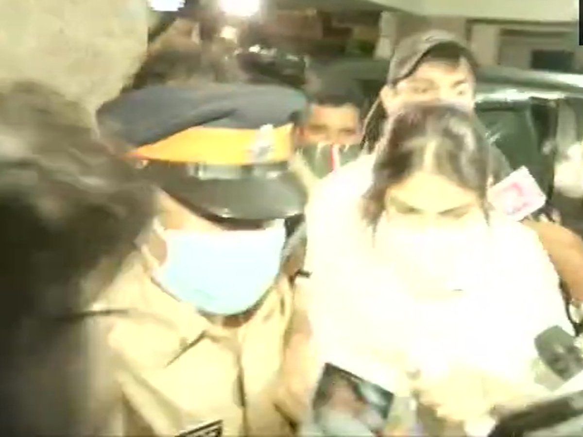 SSR Death Case: रिया चक्रवर्ती से 10 घंटे हुई पूछताछ, CBI के सामने आज फिर होगी पेशी