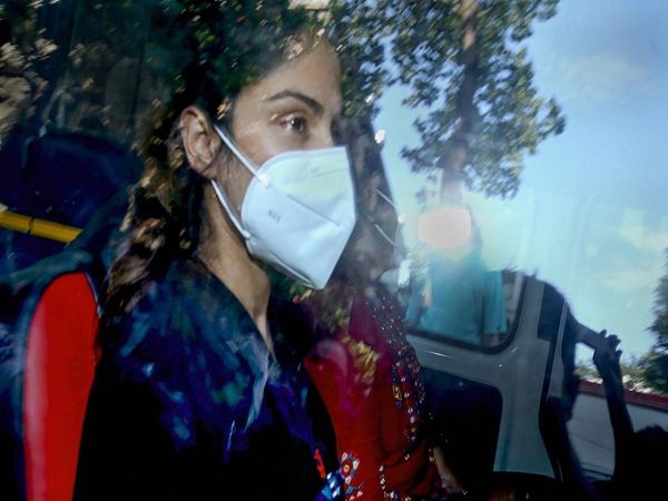 Rhea Chakraborty को एक बार  फिर झटका, न्यायिक हिरासत 6 अक्टूबर तक बढ़ाई गई