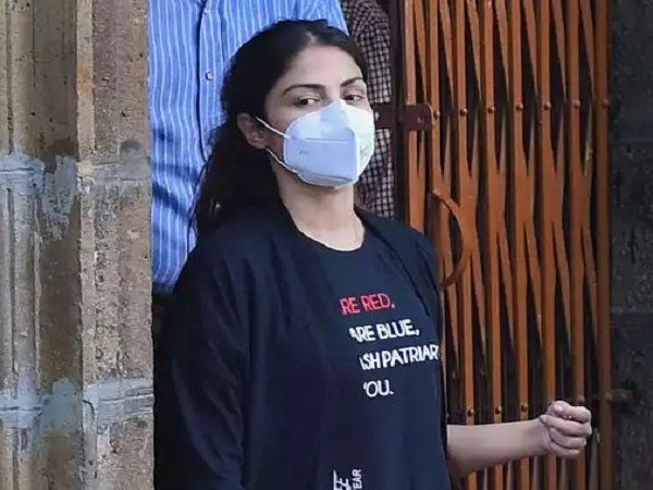 भायखला जेल में इस तरह बीती रिया चक्रवर्ती की पहली रात, बगल के ही बैरक में इंद्रानी मुखर्जी
