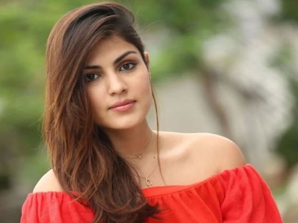 Rhea Chakraborty scared of media and AVOIDS paparazzi - 